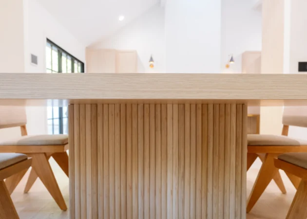 Dining table with a fluted wood base, Bel Air Project by Home Deco