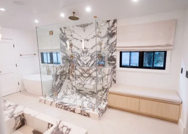 Primary bathroom with stone shower and built-in bench, Bel Air Project by Home Deco