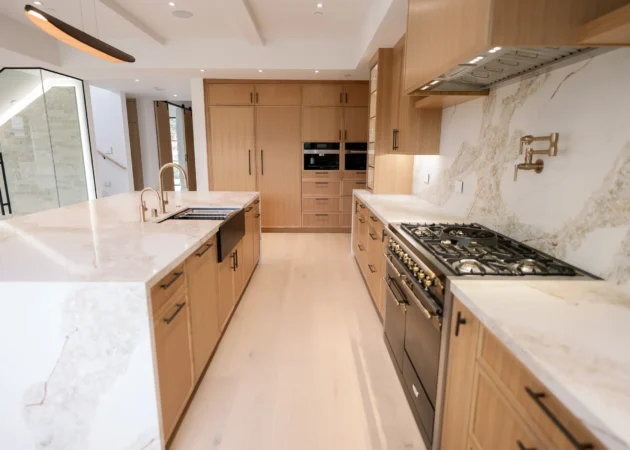 Kitchen aisle between the island and the range wall, Lynngrove Project by Home Deco
