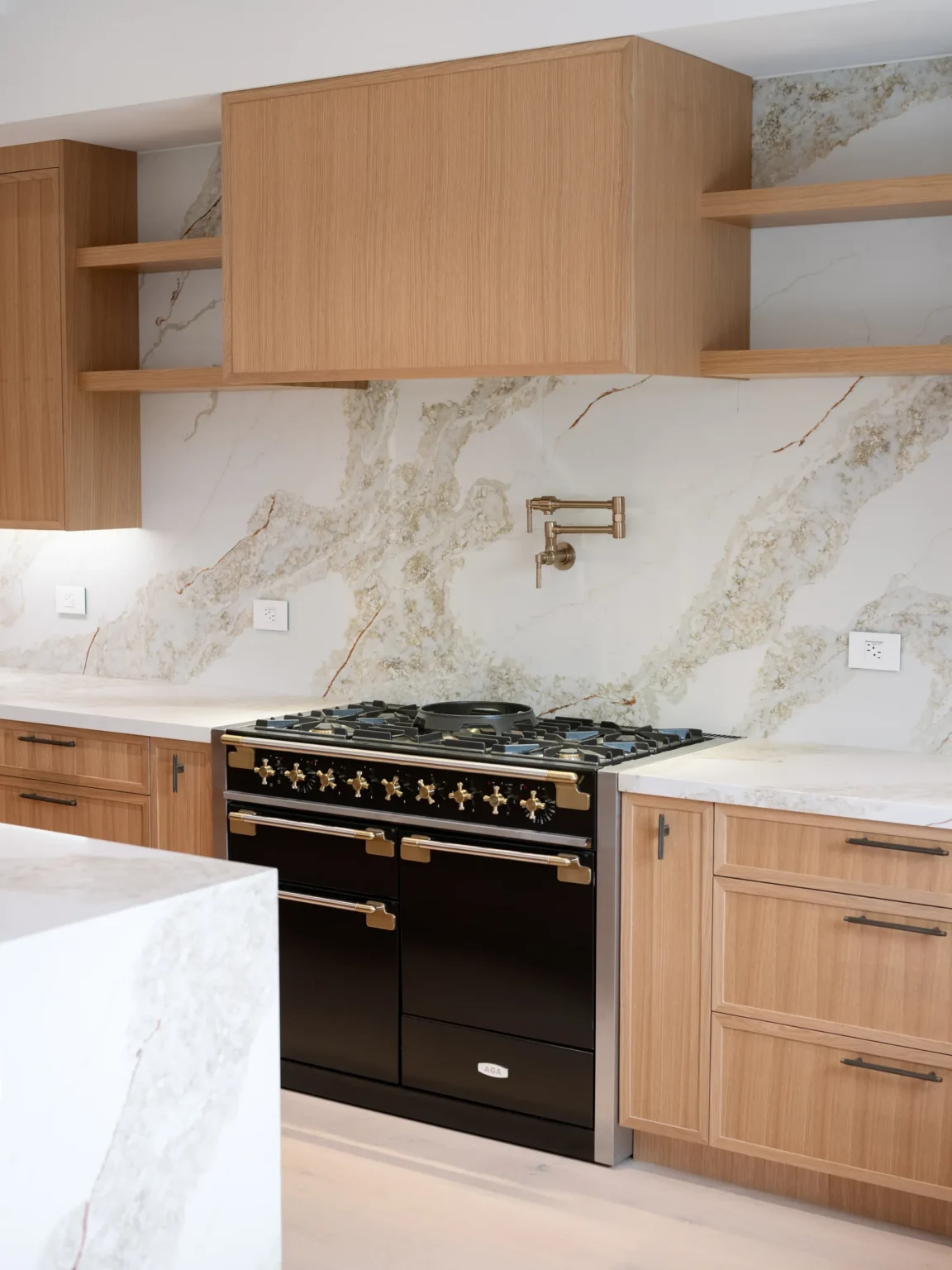 Range wall with a wood hood and floating shelves, Lynngrove Project by Home Deco