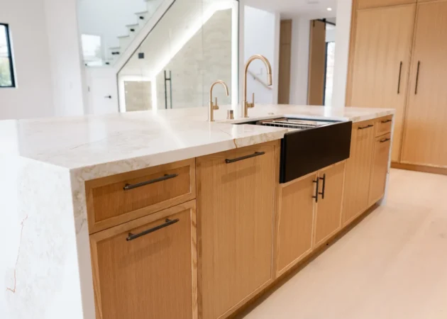 Island with farmhouse sink and waterfall edge, Lynngrove Project by Home Deco
