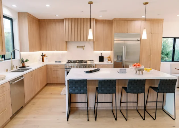 Kitchen with slatted hood and waterfall island, Sancola Project by Home Deco