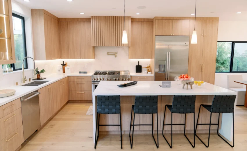 Kitchen with slatted hood and waterfall island, Sancola Project by Home Deco