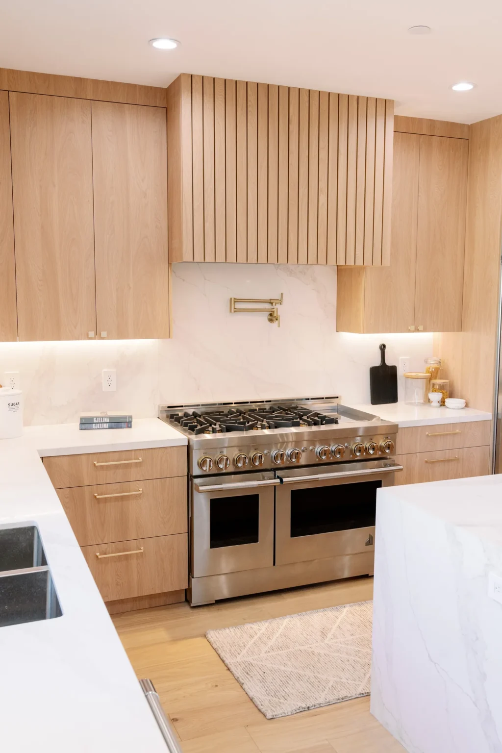 Range wall with a slatted wood hood, Sancola Project by Home Deco