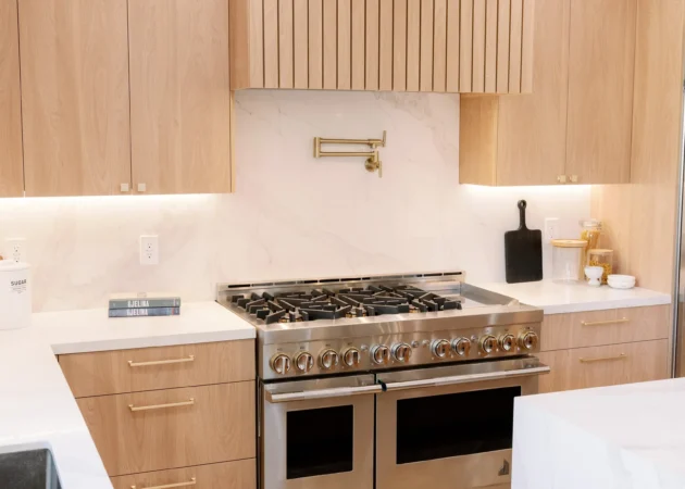 Range wall with slatted wood hood and pot filler, Sancola Project by Home Deco