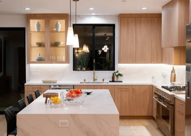 Kitchen in the evening with lit cabinets, Sancola Project by Home Deco