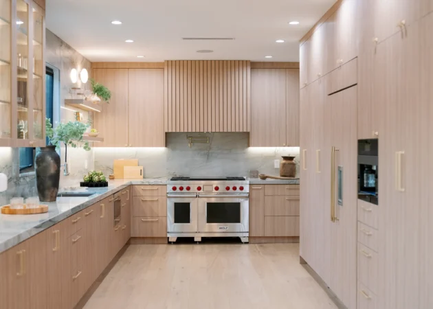 Kitchen with slatted hood and paneled appliance wall, Wilson Project by Home Deco