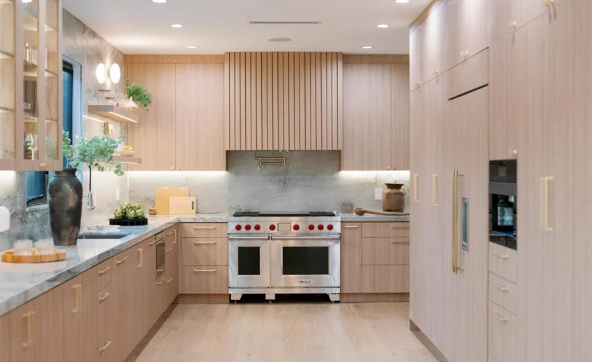Kitchen with slatted hood and paneled appliance wall, Wilson Project by Home Deco