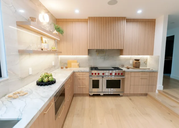 Kitchen with floating shelves and range wall, Wilson Project by Home Deco