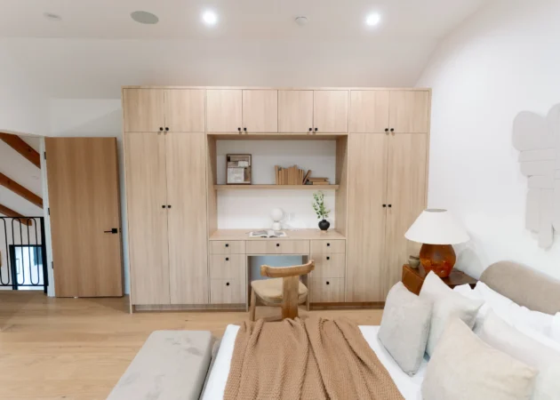 Bedroom built-in with desk and shelving, Wilson Project by Home Deco